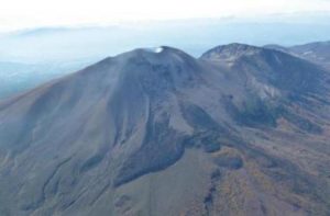 浅間山の頂上付近の近影(北東上空からの空撮映像)
