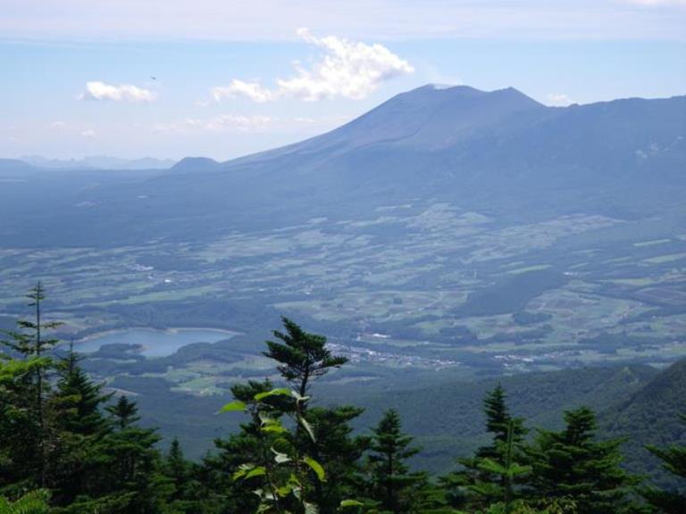 四阿山側から望む浅間山 (手前が嬬恋村と田代湖)