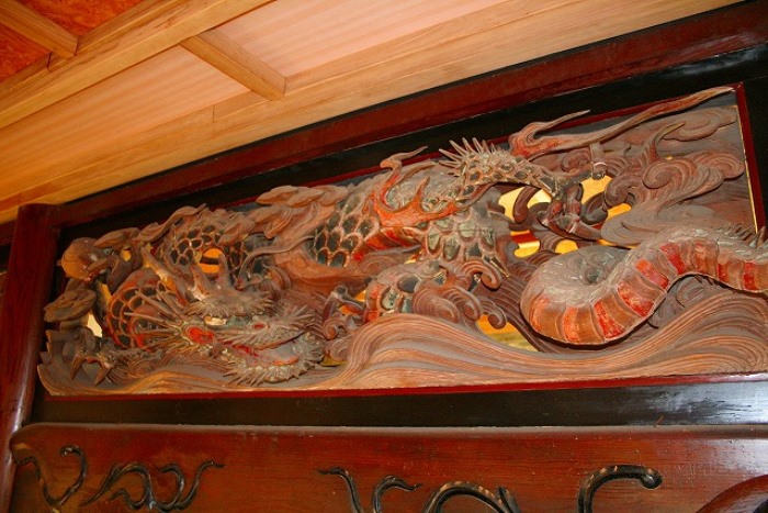 波の伊八作「波に龍」の欄間彫刻