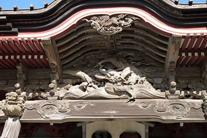 本堂向拝の伊八作「龍」の彫刻