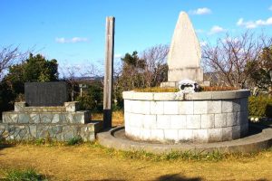 官軍塚の墓碑と石碑