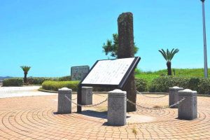 興津海浜公園の繋船柱碑