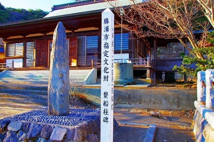 港から移設の繋船柱碑 (妙覚寺)