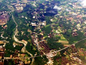 那須野が原の空撮画像(那珂川の上を走る東北自動車道那須IC)