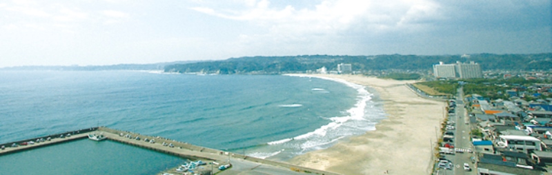 "白砂青松" の形容がぴったりする三日月形の砂浜がある美しい御宿海岸
